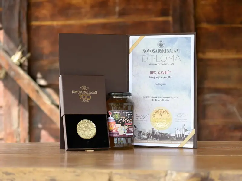 Velika zlatna medalja, tegla meda i diploma Novosadskog sajma